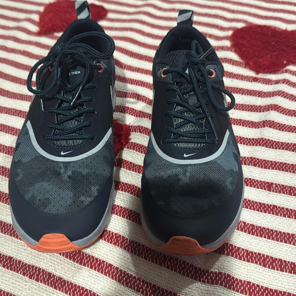Woman’s Nike sneaker size 7.5